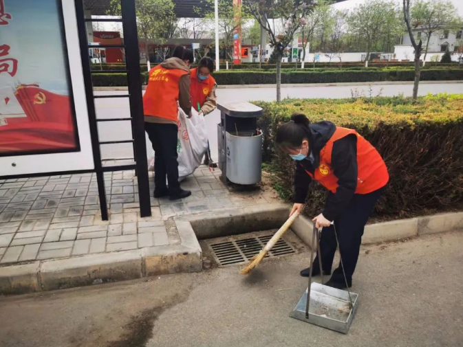 市產投集團赴包抓共建村社開展衛(wèi)生清掃志愿服務活動(圖5)